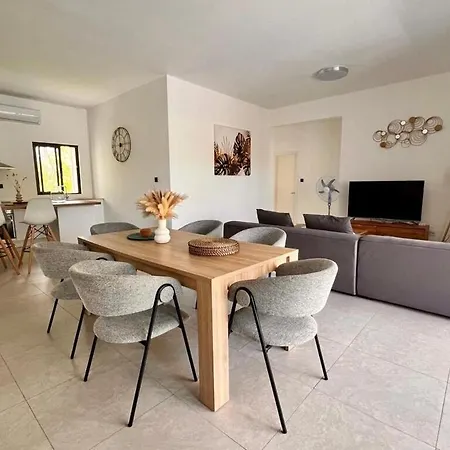 Cosy Coastal Apartment North